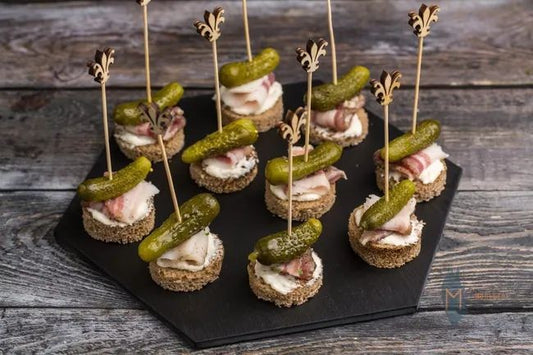 Canapé de pain Borodinski avec du lard et un cornichon salé. Канапе- бородинский хлеб с салом и соленым огурчиком. 10 шт.