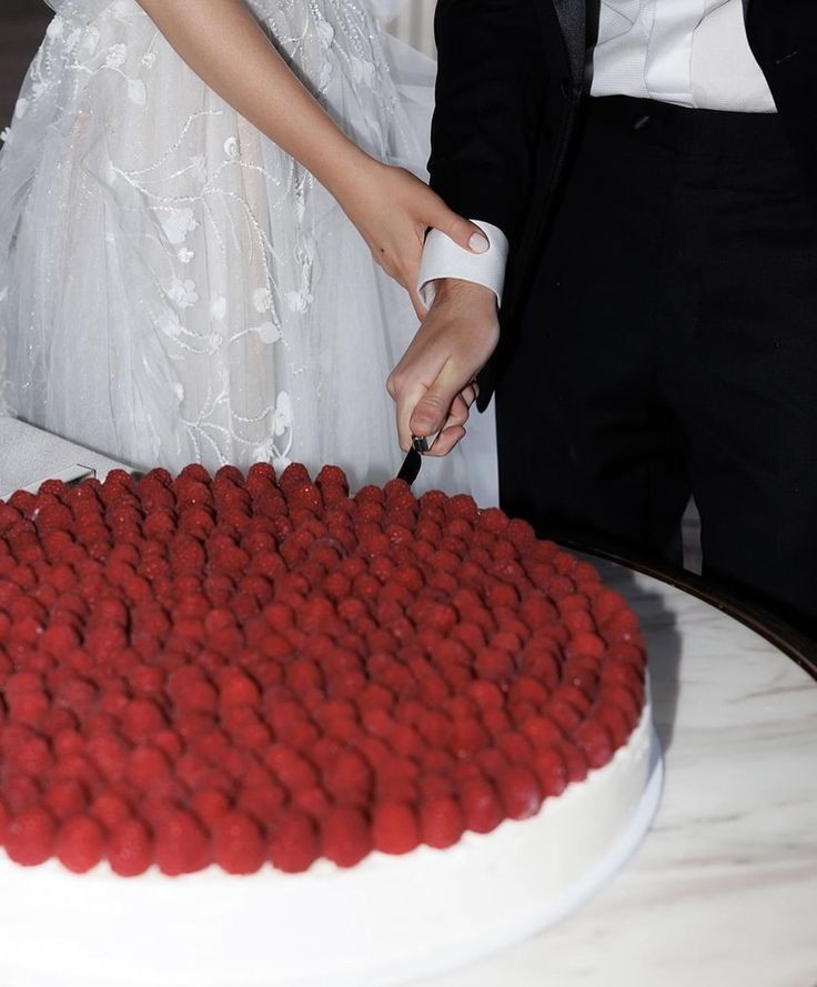 Cake with raspberries. Diameter 50 cm.