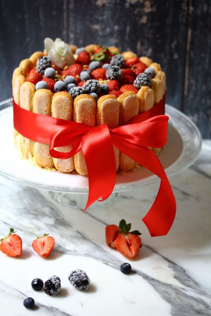 Торт "Тирамиссу" украшенный ягодами по сезону