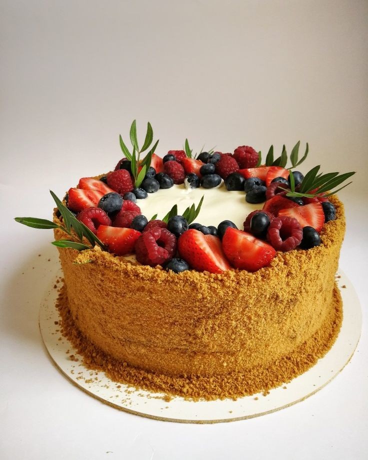 Gâteau "Gâteau au miel" décoré de baies de saison